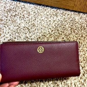 SOLD…Tory Burch Robinson slim wallet